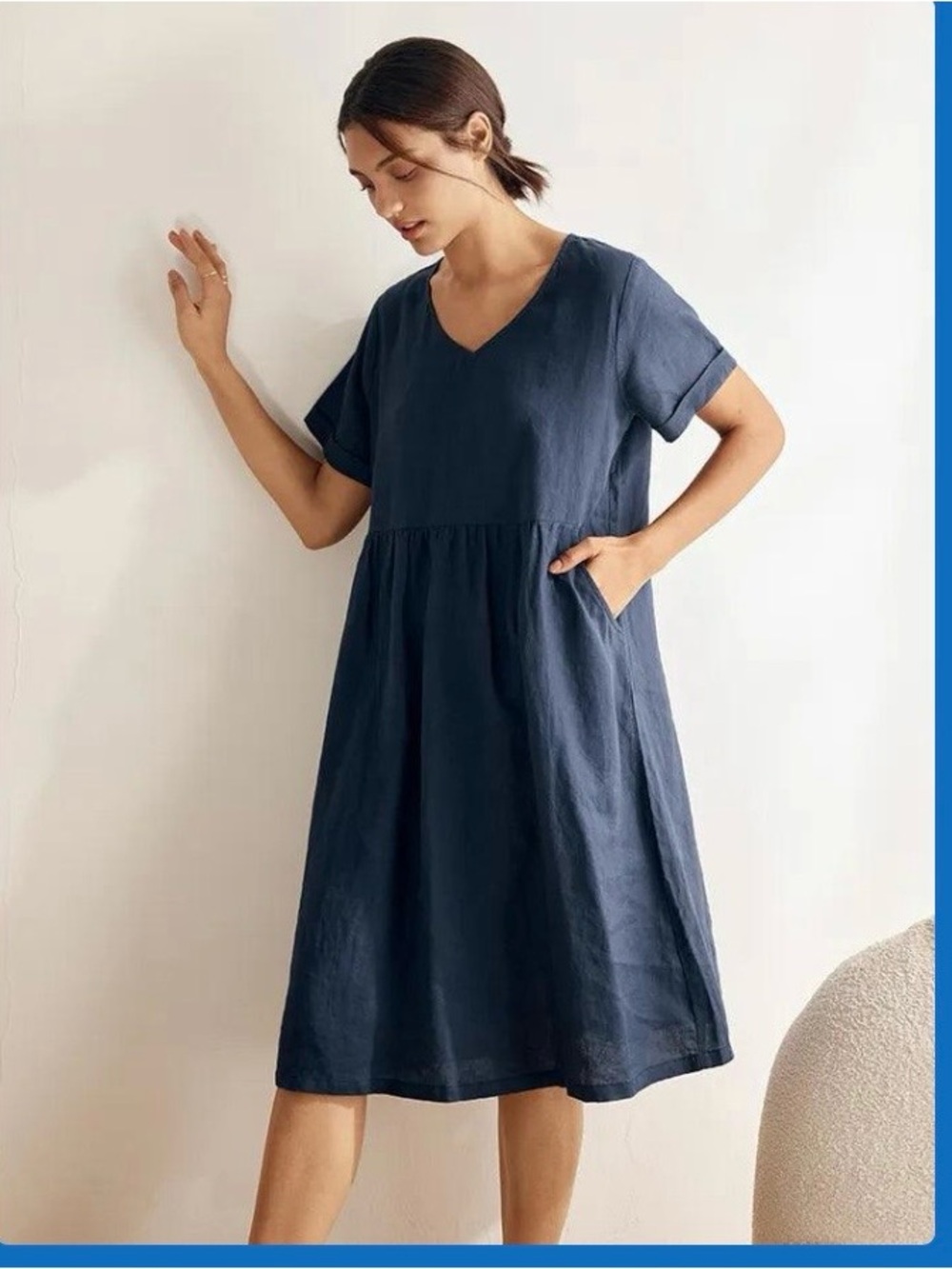Relaxed V-Neck Midi Dress in Navy Lintico